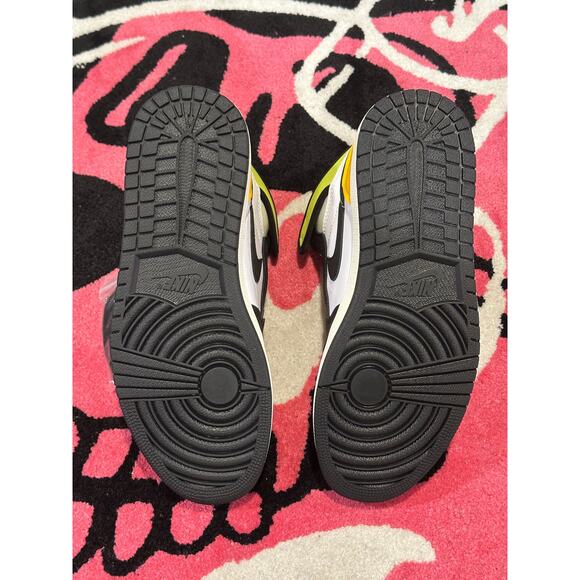 Jordan 1 Retro High White Black Volt University Gold  9.5 - Picture 6 of 11